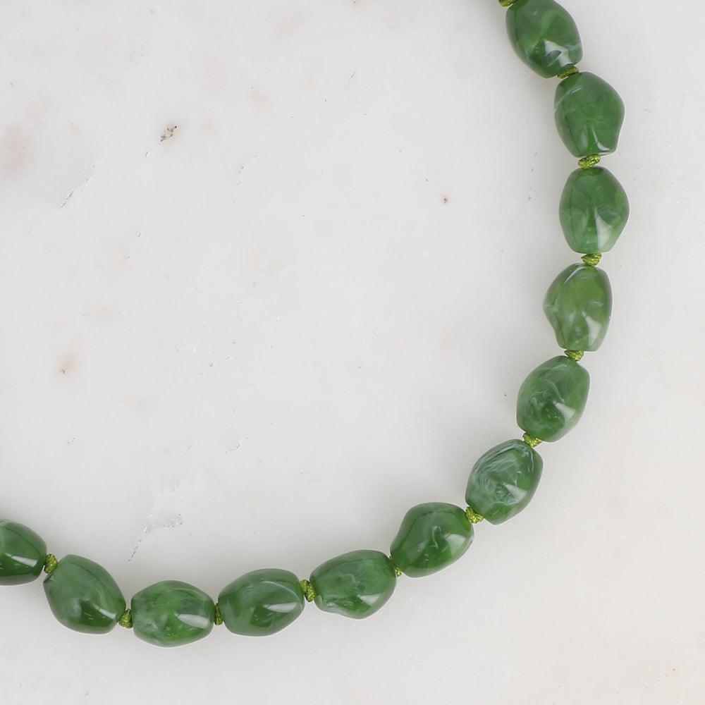 COLLIER SUR CORDON SIXTINE - GROSSES PERLES EN RESINE COLOREE