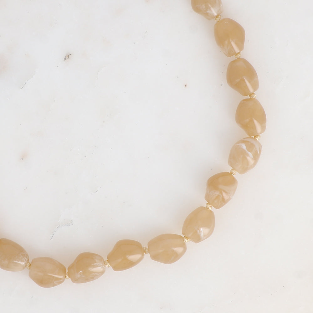 COLLIER SUR CORDON SIXTINE - GROSSES PERLES EN RESINE COLOREE