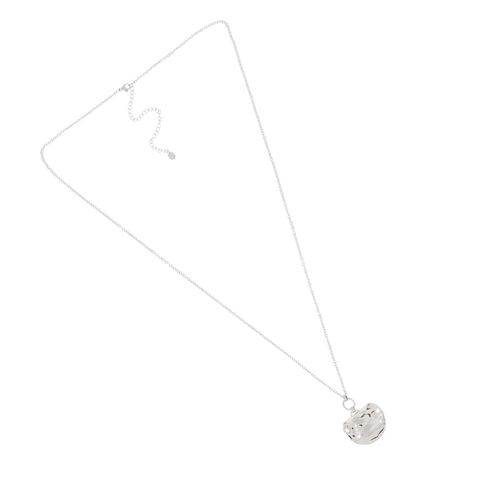 SAUTOIR - ANNEAU DENTELE, PIECE RECOURBEE ET MARTELEE