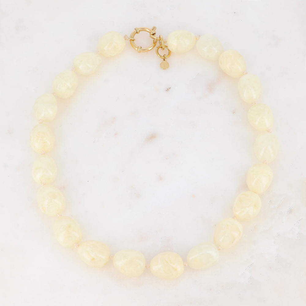 COLLIER AVEC PERLES EN RESINE