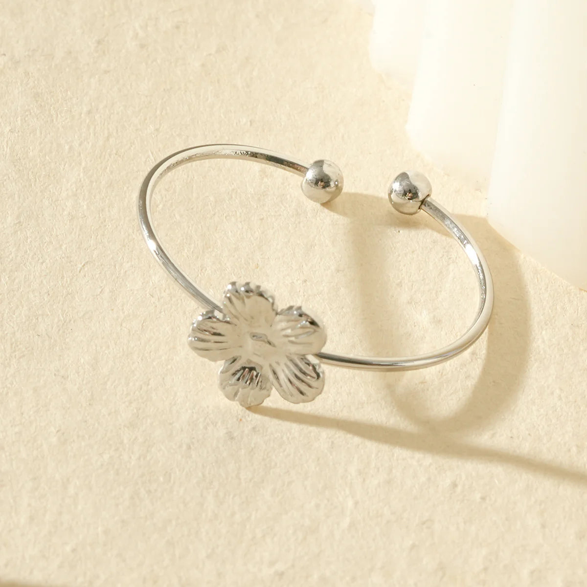 BAGUE AVEC FLEUR SCULPTEE / DORE OU ARGENT
