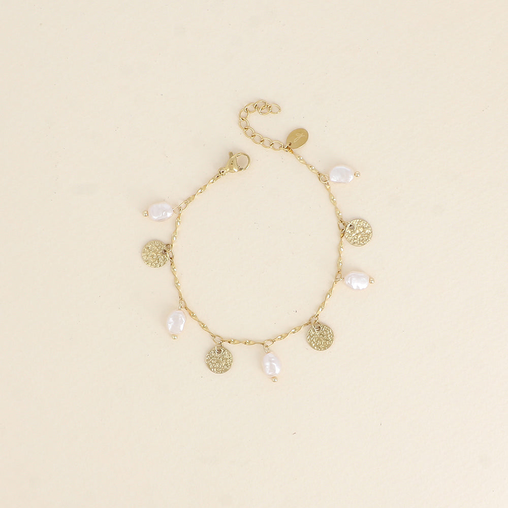 BRACELET - PAMPILLES MARTELEES ET PERLES DE RESINE BLANCHE