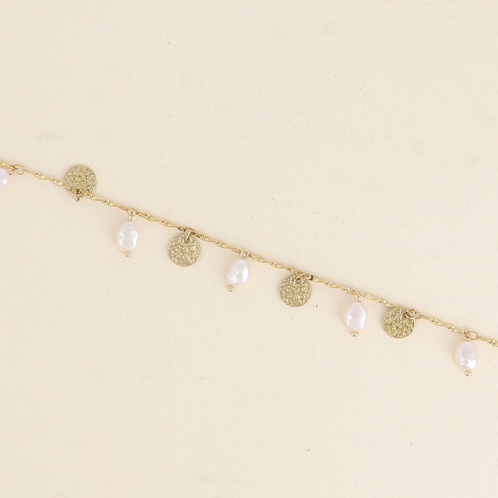 BRACELET - PAMPILLES MARTELEES ET PERLES DE RESINE BLANCHE