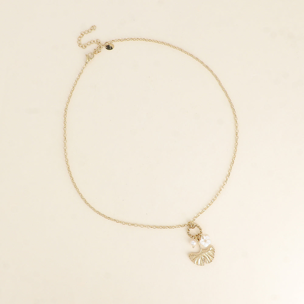COLLIER - GINKO, FLEUR NACREE ET PERLE DE RESINE BLANCHE