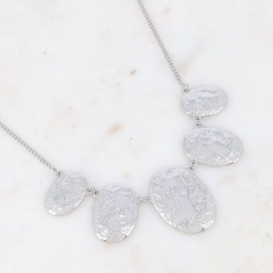 COLLIER AVEC PIECES MARTELEES OVALES