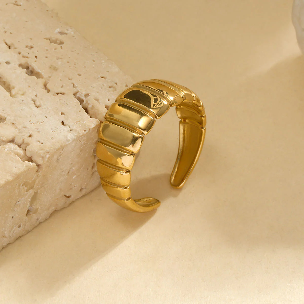 BAGUE LARGE SEGMENTS BOMBES LISSES EN RELIEF