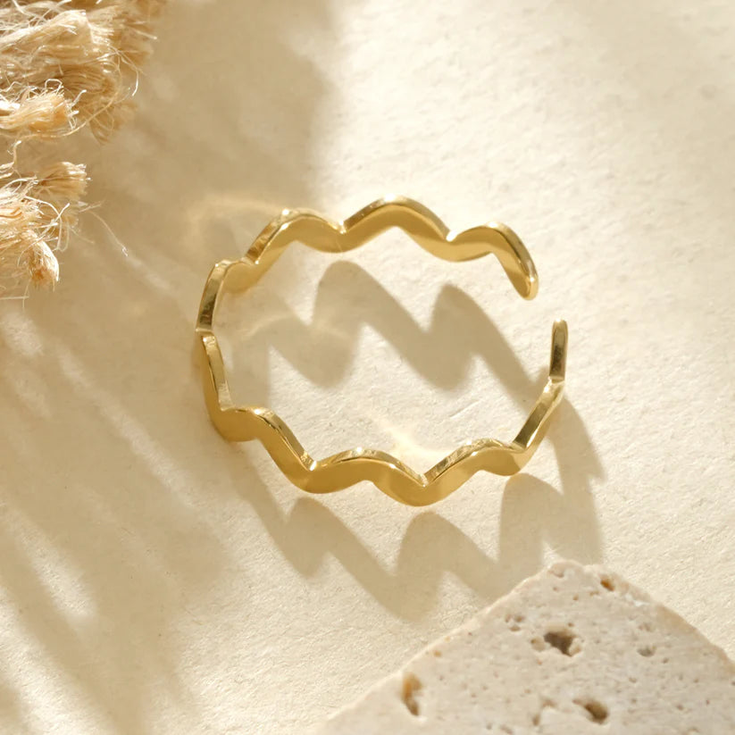 BAGUE EN FORME DE VAGUE / DORE OU ARGENT