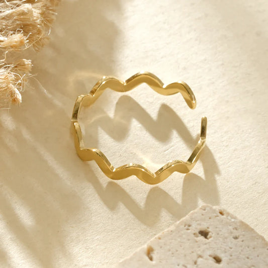 BAGUE EN FORME DE VAGUE / DORE OU ARGENT