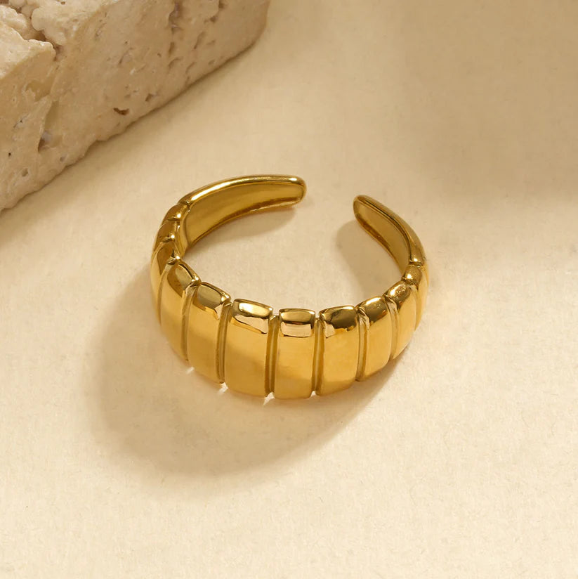 BAGUE LARGE SEGMENTS BOMBES LISSES EN RELIEF