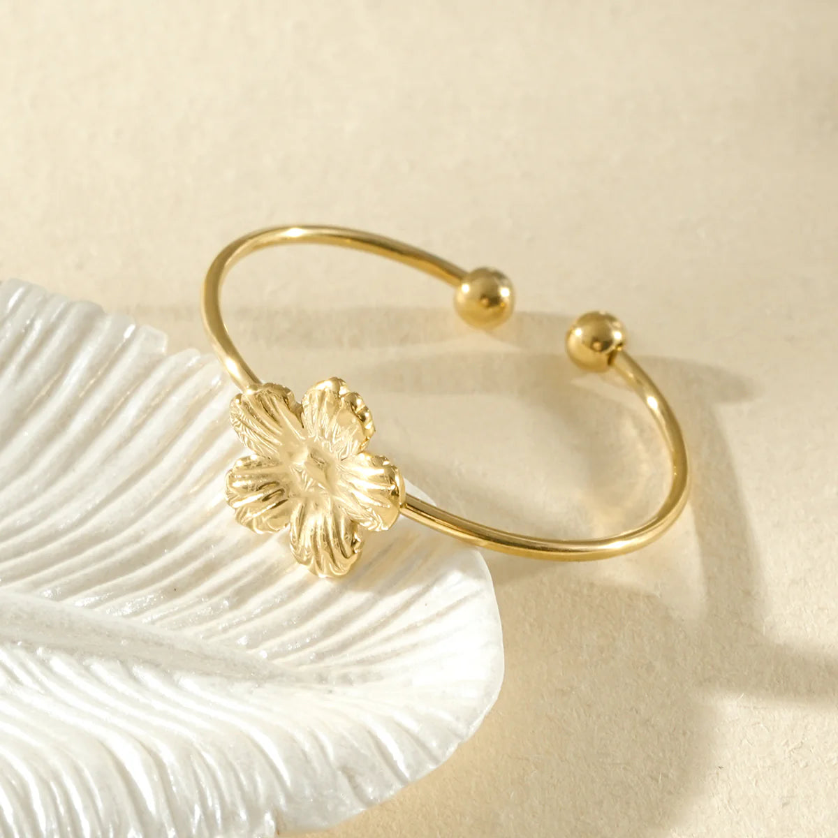 BAGUE AVEC FLEUR SCULPTEE / DORE OU ARGENT