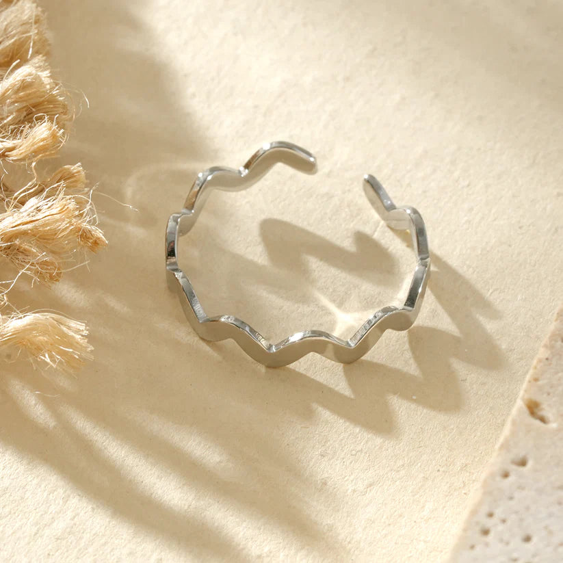 BAGUE EN FORME DE VAGUE / DORE OU ARGENT