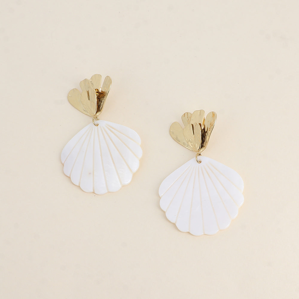 Boucles pendantes - feuillage texturé et coquillage nacré