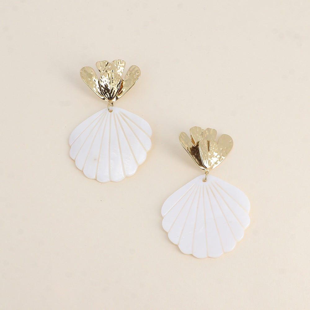 Boucles pendantes - feuillage texturé et coquillage nacré