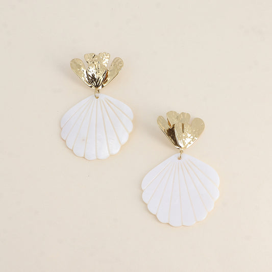 Boucles pendantes - feuillage texturé et coquillage nacré