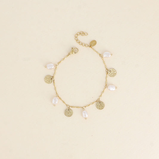 BRACELET - PAMPILLES MARTELEES ET PERLES DE RESINE BLANCHE