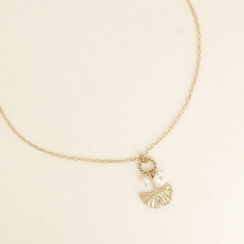 COLLIER - GINKO, FLEUR NACREE ET PERLE DE RESINE BLANCHE