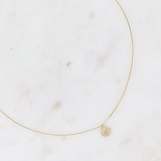 COLLIER - MAILLE FINE AVEC PETIT PENDENTIF COQUILLAGE