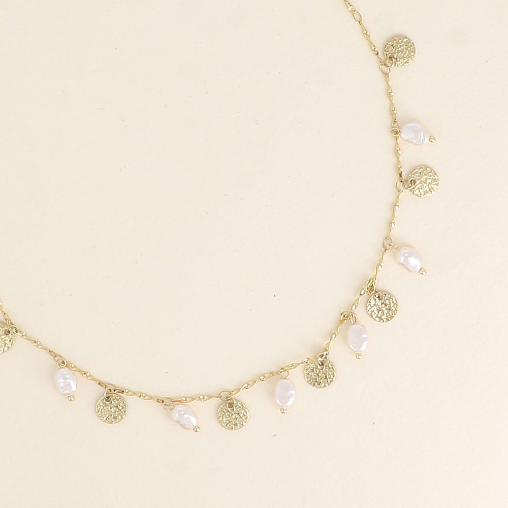 COLLIER - PAMPILLES MARTELEES ET PERLES DE RESINE BLANCHE