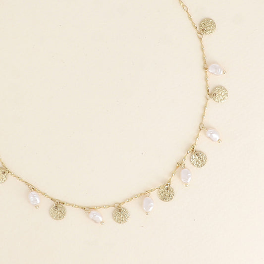 COLLIER - PAMPILLES MARTELEES ET PERLES DE RESINE BLANCHE