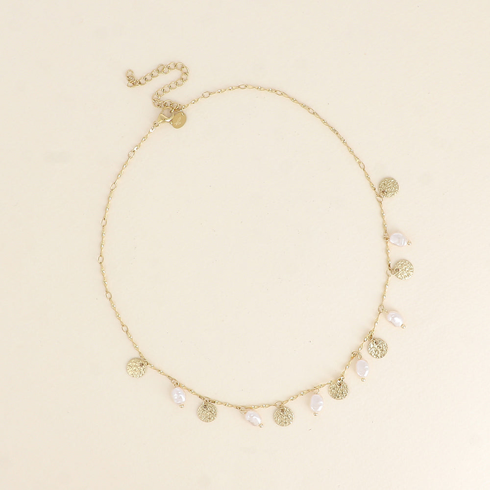 COLLIER - PAMPILLES MARTELEES ET PERLES DE RESINE BLANCHE