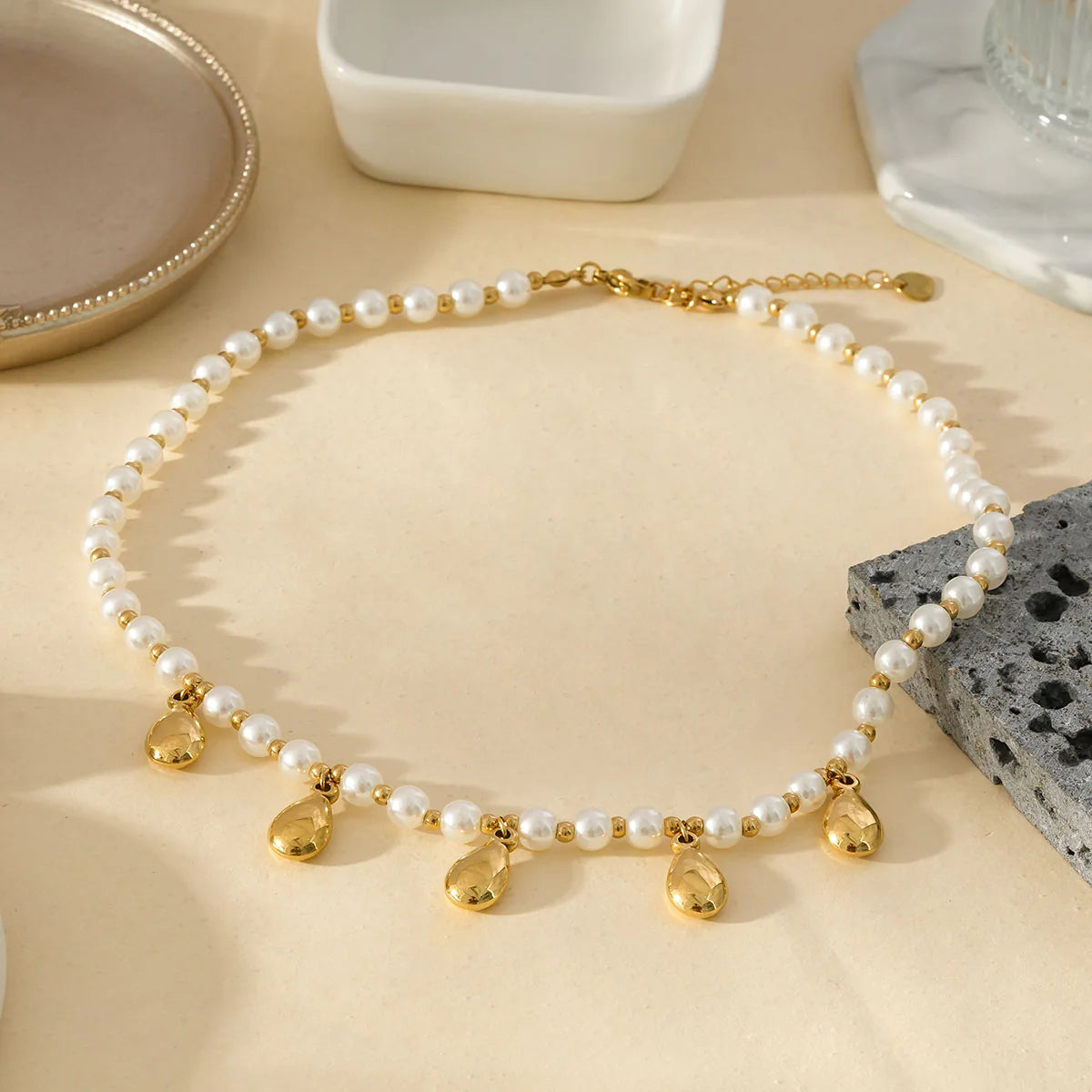 COLLIER EN PERLES BLANCHES