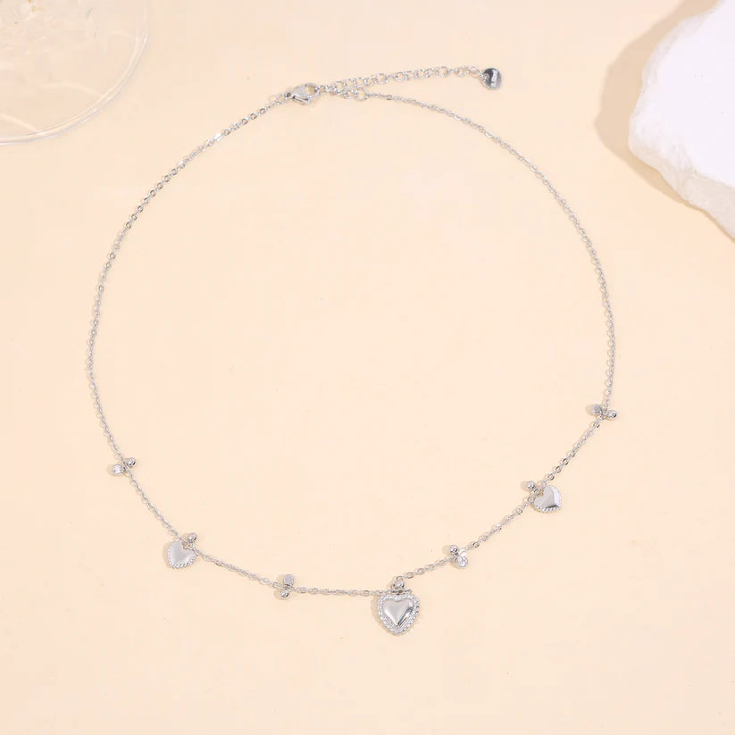 COLLIER CHAINE FINE AVEC COEURS